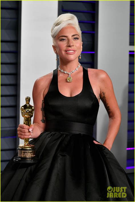Lady Gaga Kisses Her Oscar Statue At Vanity Fair Oscars Party Photo