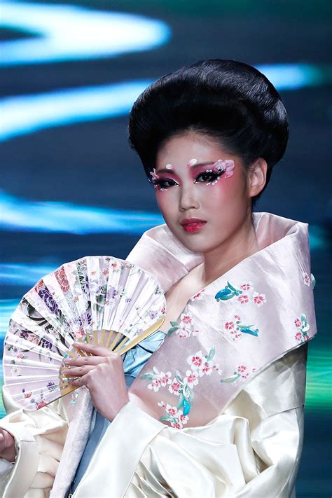 China Fashion Week Runway Featured Wildly Beautiful Makeup Geisha