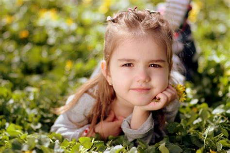 무료 이미지 잔디 사람들 식물 소녀 사진술 목초지 꽃 초상화 봄 가을 어린이 미소 긴 머리 유아 무죄 피부 아름다움 인물 사진