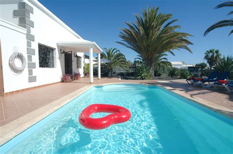 An idyllic setting for a holiday retreat in the canary islands. Lanzarote villa for holiday rental in Playa Blanca - 4 ...