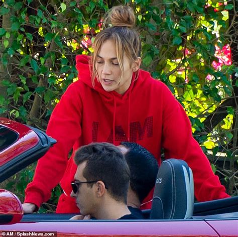 Jennifer Lopez Goes Make Up Free As She Smooches Fiancé Alex Rodriguez