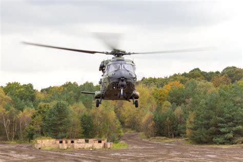 Los Militares Alemanes Transportan El Helicóptero Nh 90 Foto De