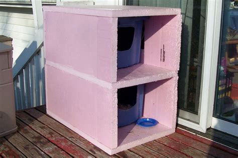 Easy diy shelter for winter. DIY Outdoor Cat Condo - petdiys.com