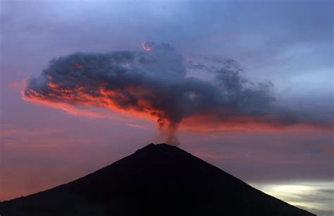 Thousands Flee Bali Volcano But Some Stay Put Or Run To It