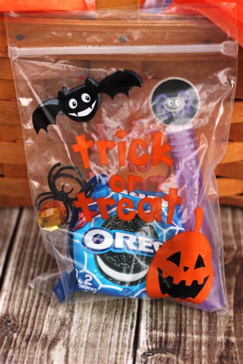Easy Halloween Treat Bags With Oreo Glow In The Dark