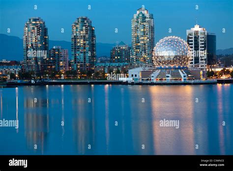 Vancouver Bc Kanada Skyline Bei Nacht Entlang Der Uferpromenade