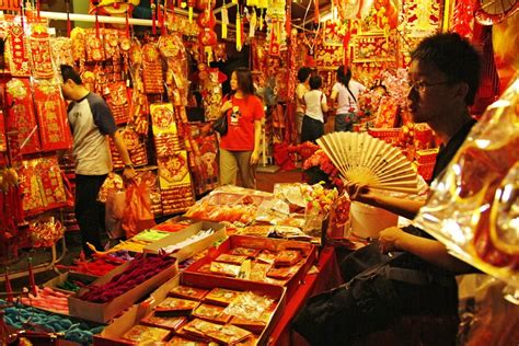 It integrates as well the revolution of the earth around the sun as the movement of the moon around the nevertheless, the chinese people keep their traditional feasts fixed on the dates of the chinese lunar calendar. Chinese New Year in Singapore - Tips for Travellers - The ...