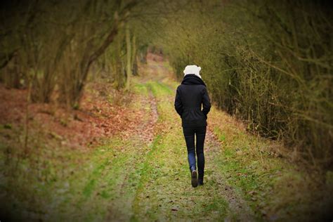 Spaziergang Frau Natur Kostenloses Foto Auf Pixabay