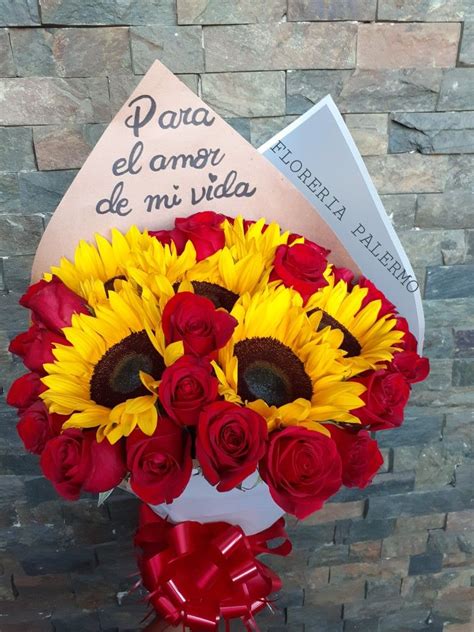 Bonito Ramo De Rosas Rojas Con Girasoles Dedicatoria Para El Amor De