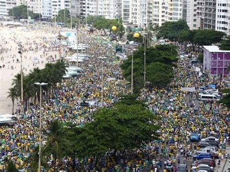 Protesto manifestação no rio lota a praia de copacabana. G1 - Ato contra o governo Dilma reúne manifestantes em Copacabana, Rio - notícias em Rio de Janeiro