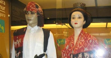 Flores timur merupakan salah satu kabupaten di nusa tenggara timur yang menyimpan potensi wisata yang cukup beragam. Fashion: Pakaian Adat Nusa Tenggara Timur (NTT)