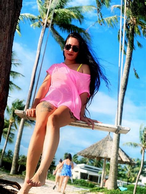 Cô xuyến trong phim có bốn đời chồng. Minh Cúc Về nhà đi con diện bikini lộ hàng loạt hình xăm lớn