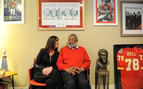 Bobby Bell A Former Football Star Earns A College Degree And Honors