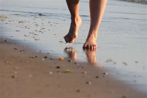 Should You Wear Barefoot Running Shoes 4 Pros And Cons Livehealthnews