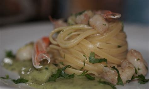 Check spelling or type a new query. Linguine agli scampi su crema di zucchine | Ricetta ...