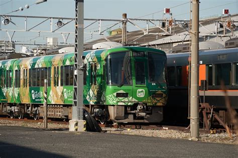 【jr西日本】221系が緑色に！旅キャンペーンの一環で 鉄道プレス