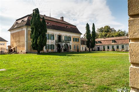 În apropierea castelului se afla una dintre cele mai renumite herghelii de cai din ţară. Palatul Brukenthal Avrig | Obiective Turistice ...
