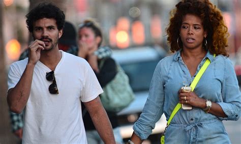 Kelis Strolls Hand In Hand With Hunky New Mystery Man