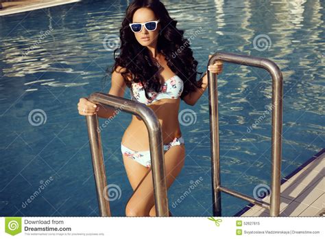 Mooie Sexy Vrouw Met Donker Haar In Elegant Zwempak Stock Afbeelding