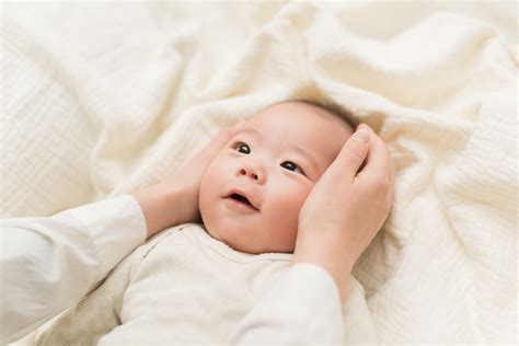 新生児の子どもに「顔がはっきりしているね」は褒め言葉？それとも？ママたちの考えとは ママスタセレクト