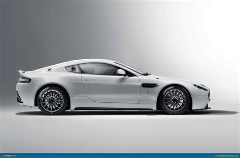 Aston Martin Updates Vantage Gt4