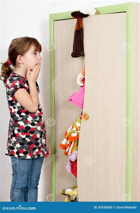 Petite Fille Regardant Dans Un Cabinet Malpropre Image Stock Image Du