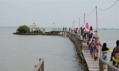 Pantai celong merupakan obyek wisata yg terkanal di kabupaten batang karena keunikannya, apa keunikannya , salah satu. 10 Pantai di Semarang Yang Bagus Indah Terkenal Bersih ...