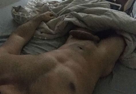Filtran fotografías del YouTuber Kevin Baker completamente desnudo
