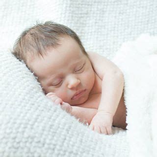 Limage contient peut être une personne ou plus personnes qui dorment bébé et gros plan