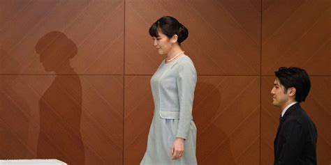 Japans Princess Mako Loses Royal Status As She Marries A Commoner Wsj