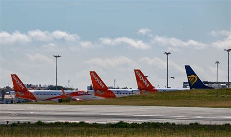 Is My Flight Cancelled How To Track Easyjet Jet And Ryanair Flights Live And Cancellation