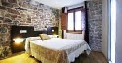 Asturias es una comunidad autónoma española que cuenta con un largo perímetro costero al norte y una barrera montañosa importante al sur que le dificulta bastante su acceso al resto del país. Jacuzzi romantico en una casa rural Axtur en Asturias