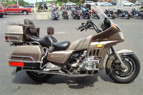 Introduced at the cologne motorcycle show in october 1974, the gold wing went on to become a popular model in north america, western europe and australia. Buy 1984 Honda aspencade goldwing Standard on 2040-motos