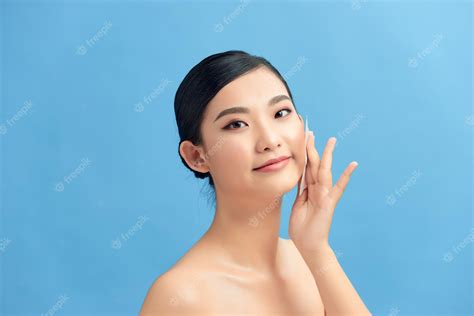 premium photo closeup of beautiful happy asian girl model with natural makeup using oil
