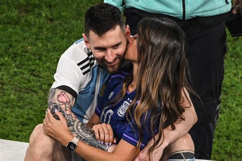 lionel messi s wife antonela roccuzzo kisses him after world cup