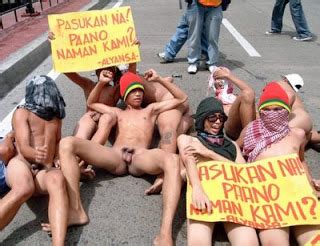 Pelados Em P Blico Na Praia E Amigos Protestando