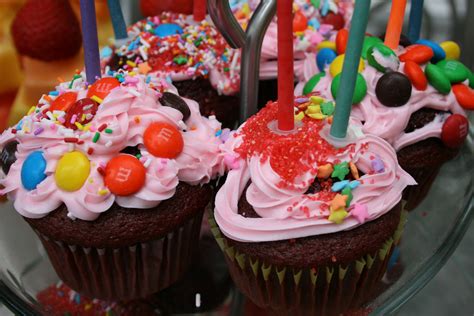 Decorating cupcakes with kids with less mess. Cupcake Decorating for Kids | SuchThings