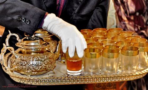 صب الشاي في الفناجين الصغيرة. صور لطرق تقديم الشاي او اتاي المغربي