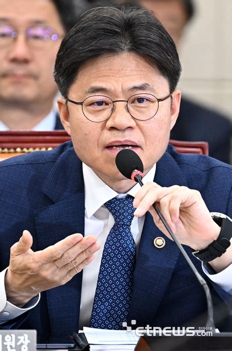 답변하는 유국희 원안위원장 전자신문