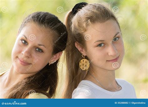 Deux Filles De L adolescence En Nature Photo stock Image du filles forêt