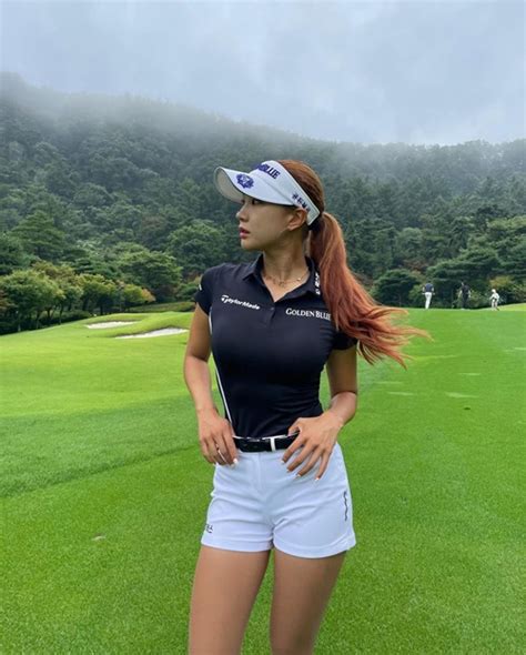 ユ・ヒョンジュ、紺色ゴルフウェアで決めポーズ…ファンの反響続々「綺麗で美しい」【photo】 ライブドアニュース