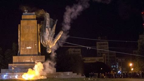 ukraine nationalists tear down kharkiv s lenin statue bbc news