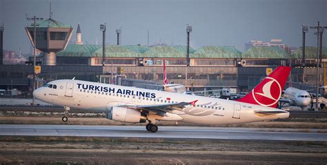 Turkish airlines has a fleet of 286 passenger aircraft, which includes airbus, boeing and embraer planes. Turkish Airlines je na ljubljanskem letališču (Brnik ...