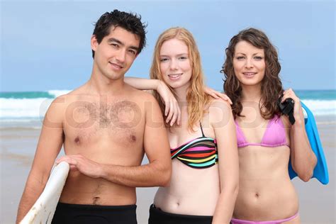 Drei Jugendliche Am Strand Stock Bild Colourbox