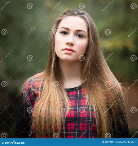 Portrait Dune Belle Adolescente Blonde Foncée Dans Une Forêt Image Stock Image Du Effectuez