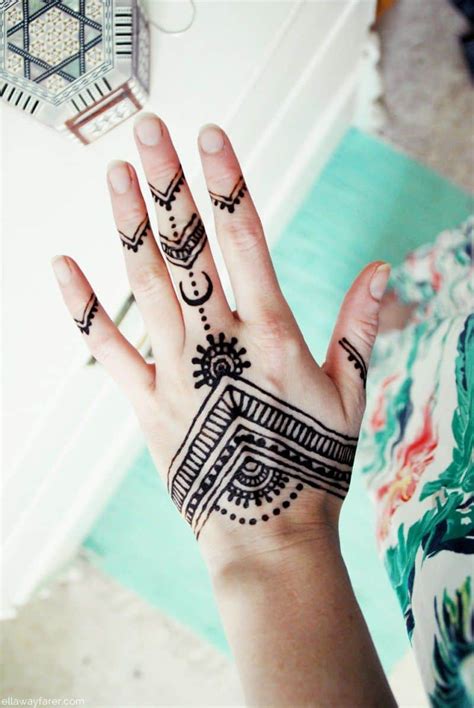 35 Simple Henna Tattoo Designs To Show Off In Warm Weather