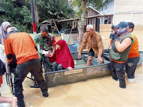 Ribuan Rumah Terendam Banjir Besar Di Sangatta Banyak Warga Minta