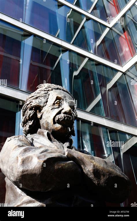 Albert Einstein Estatua Delante De La Barra De Einstein En Aarau