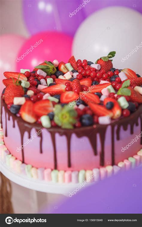 The good housekeeping cookery team tests every recipe three times before publishing, so you know it will work for you. Anniversaire de gâteau de fruits. Décoration de fête ...