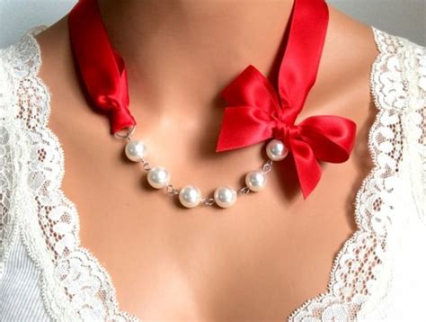 Des Colliers En Perles Avec Tissu De Satin Rouge Et Noeud Coquet Hand